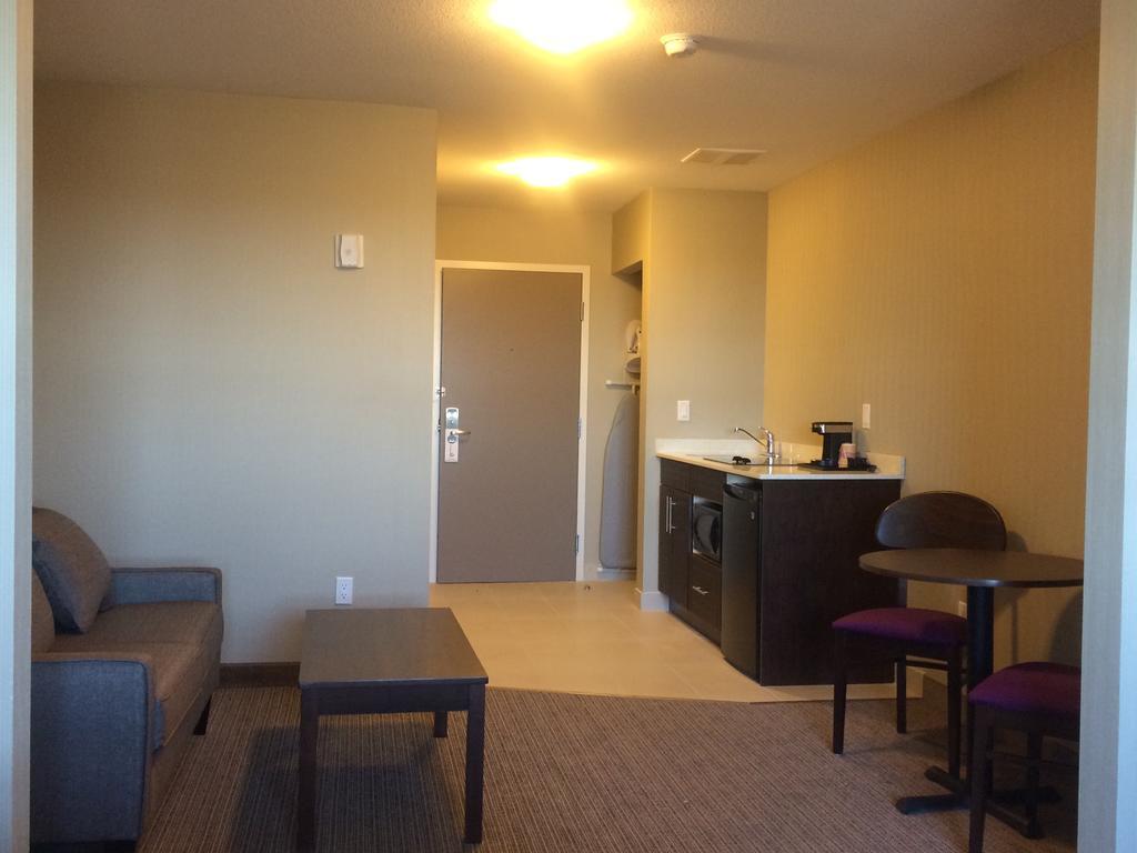 Meridian Inn & Suites Lloydminster Bagian luar foto