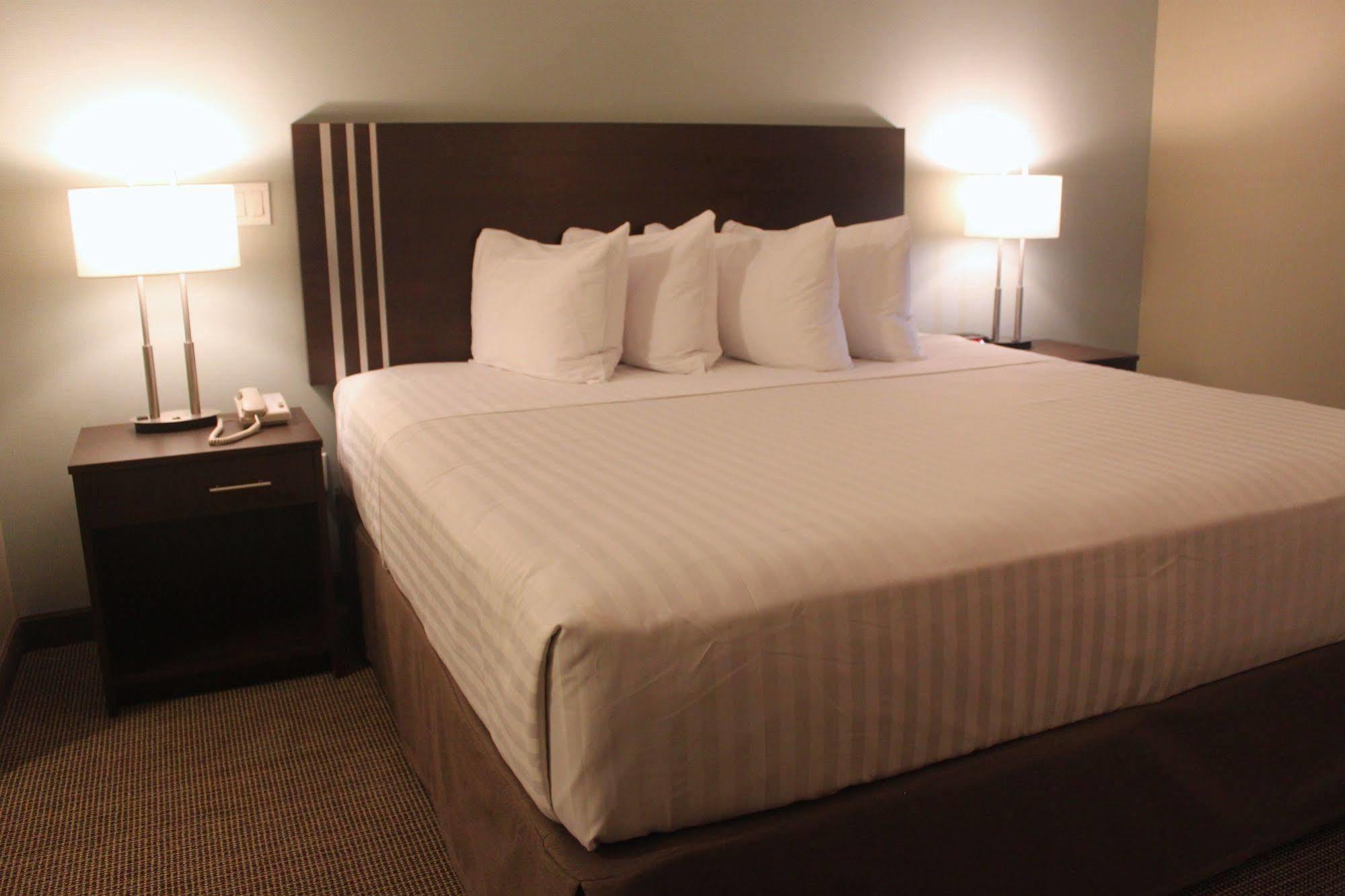 Meridian Inn & Suites Lloydminster Bagian luar foto
